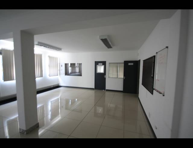 1,545M² SHOWROOM TO LET IN PAARDEN EILAND